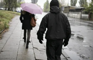 Od lat nęka kobiety w stolicy, policja jest bezradna.