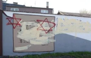 Wandale zniszczyli mural w byłym obozie pracy w Trawnikach