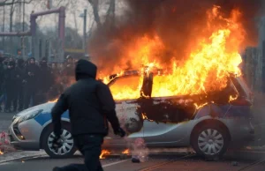 Frankfurt w ogniu. Płoną radiowozy. Protest alterglobalistów.