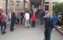 Zdesperowani ukraińscy pracownicy przed komisariatem w Opatowie