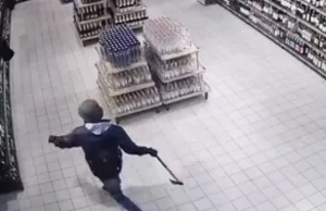 Z siekierą na supermarket w Brześciu WIDEO