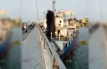 Statek zerwał się z cum i wbił w most (wideo