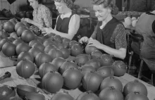 Kobiety w fabrykach zbrojeniowych podczas II wojny światowej na zdjęciach
