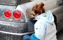 Mężczyzna pozwolił żonie pomalować swój sportowy samochód markerem.