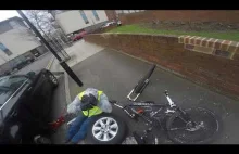Pomoc rowerzysty przy naprawie auta