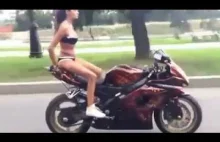 Dziewczyna w bikini i motocykl