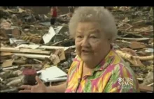 Kobieta odnajduje swojego psa po przejściu tornado