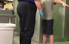 Urzędnik TSA spędza swój słodki czas kontrolując młodego chłopca.