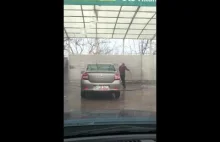 Ciapak myje samochód