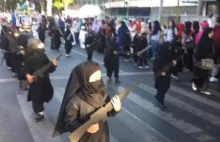 Dziewczynki paradują przebrane za wojowniczki Państwa Islamskiego