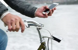 Holandia zakaże rowerzystom trzymania telefonu w ręku.