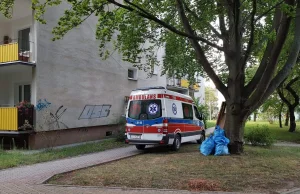 Ratownik medyczny wchodził po balkonach, aby uratować usiłującą popełnić samo...