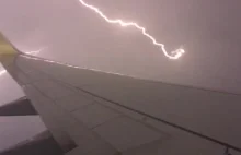 Pasażer nagrał moment uderzenia piorunu w samolot.