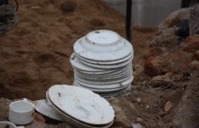 Niemiecka, przedwojenna porcelana odkryta pod ziemią. Na talerzach są swastyki