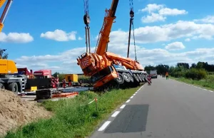 96-tonowy dźwig, który leżał w rowie, podniesiony po kilku tygodniach