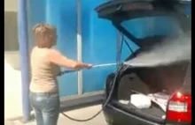 Kobieta vs myjnia samochodowa