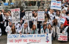 „Wstydzę się leczyć w Polsce” – rezydenci o swojej pracy