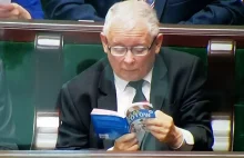 Prezes PiS czyta Atlas Kotów podczas posiedzenia Sejmu