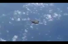 Ogromny UFO filmowany z samolotu nad Polską