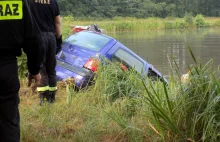 Samochód wpadł do zalewu w Klikowie i zatonął. Kierowca uciekł wraz z pasażerem