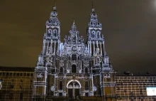 Niesamowity spektakl iluminacji świetlnych na fasadzie katedry w Santiago