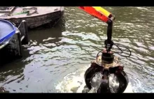 "Kolarstwo głębinowe" w kanałach Amsterdamu