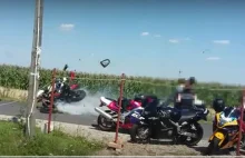 Rozpędzeni motocykliści wpadli na siebie podczas „popisów” na drodze