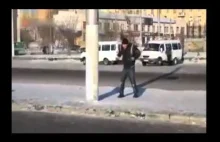 Rosja - Pijany uliczny wojownik walczy z latarnią !