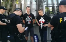 Działacze Młodzieży Wszechpolskiej spisani przez policjantów za patriotyczne...