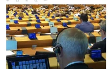 Korwin-Mikke pyka w karty w Parlamencie Europejskim