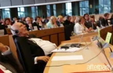 Ale wstyd! Przez TO zdjęcie Korwina-Mikkego z Europarlamentu śmieje się z...