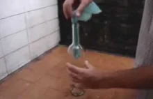 Jak wyciągnąć korek ze środka butelki