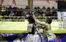 Cholitas - zapasy boliwijskich kobiet w strojach ludowych