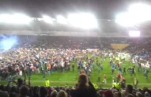 Wszyscy na murawę! Reakcja kibiców po awansie Cardiff do Premier League.