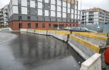"Ślepe" rondo w Krakowie. Zapory betonowe uniemożliwiają wjazd