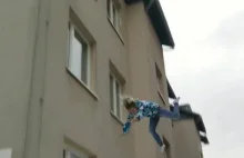 Nastolatka skacze z trzeciego piętra