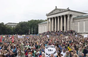 Niemcy: Kilkadziesiąt tysięcy ludzi na ulicach Monachium