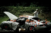 Porsche 911 kontra 10 000 pocisków!