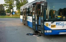 Pasażer wpadł pod autobus. Kierowca go nie zauważył.