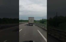 Francuski kierowca nie pozwala się wyprzedzić i stwarza zagrożenie na drodze
