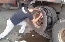 Wymiana opony w ciężarówce gdzieś w Brazylii