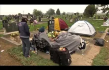 Imigranci rozbili obóz na chrześcijańskim cmentarzu w Serbii.