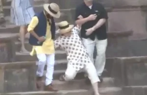 Hillary Clinton nie radzi sobie ze schodami podczas wizyty w Indiach
