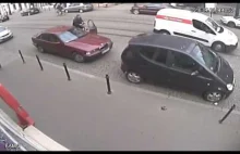 Łódź. Kierująca wysiadając z samochodu uderza drzwiami rowerzystę.