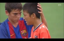 Młodzi piłkarze pocieszają swoich przeciwników po meczu