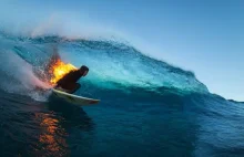 Słynny surfer ślizga się na fali cały w ogniu