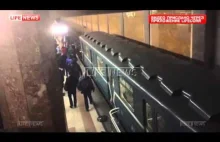 Ruscy ratują kobietę która mdląc wpadła na jezdnię pociągu metra