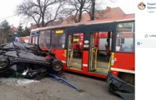 Ruda Śl: BMW przeleciało kilkadziesiąt metrów, lądując na przystanku tramwajowym