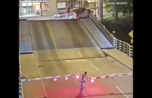 Kobieta jadąca rowerem wpada między przęsła mostu