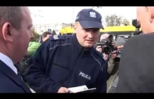 Policja spisuje Janusz Korwin Mikke pod gmachem TVP. Reżim jeszczwe zipie.